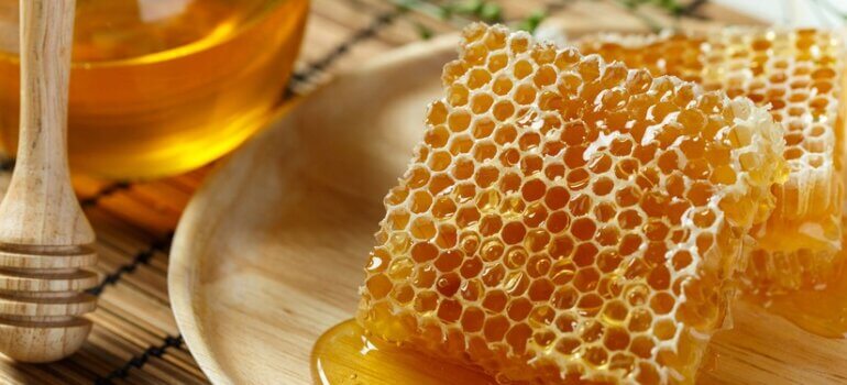 Спеши купить мед.