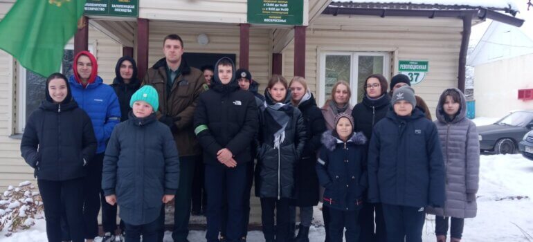 Сегодня ребята из ГУО «Узнацкая средняя школа Крупского района» в рамках профориентационной работы посетили Холопеничское лесничество.