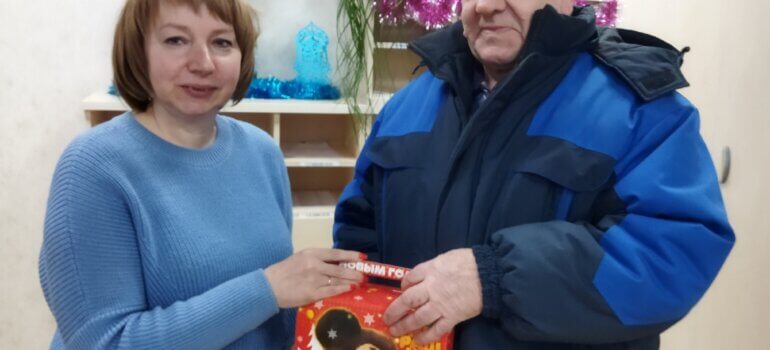В рамках благотворительной акции «От всей души» ветеранам труда Крупского лесхоза были вручены сладкие подарки.