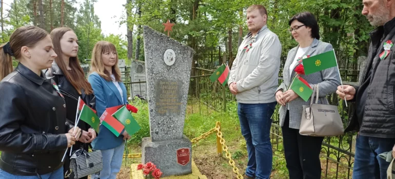 Работники Крупского лесхоза собрались у памятника партизанки Надежды Семёновны Гвоздевой