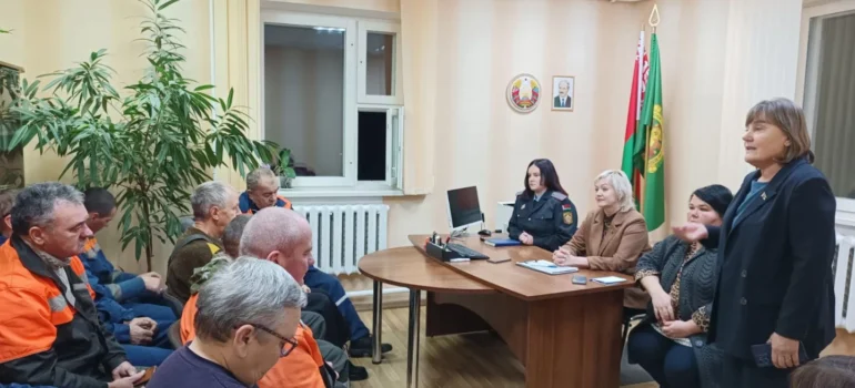 Кибербезопасность в фокусе: Елена Домаренок обсудила профилактику киберпреступности с коллективом Гумновского лесничества